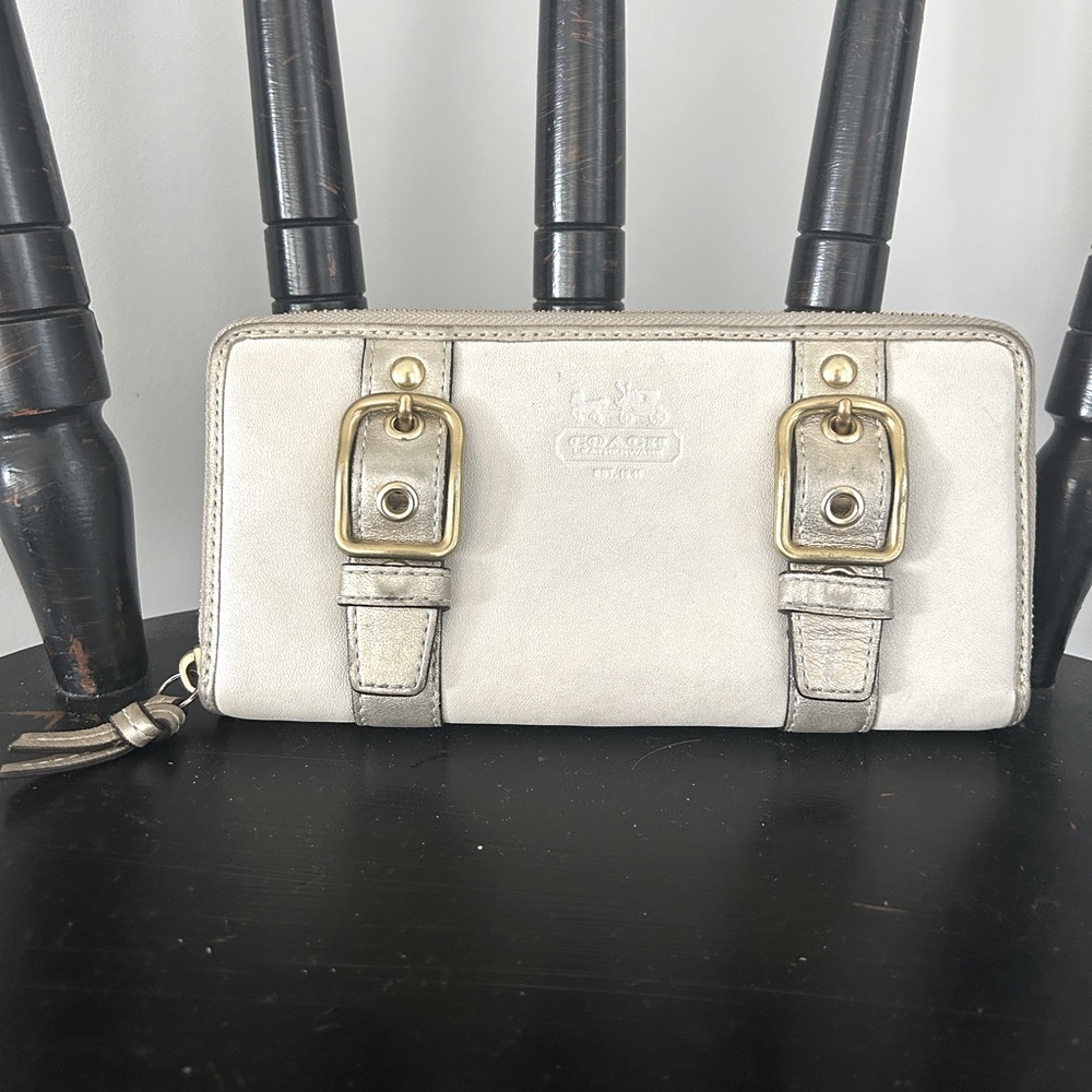 2000s COACH VINTAGE pearlescent full-size zip around wallet ⚡️🥂